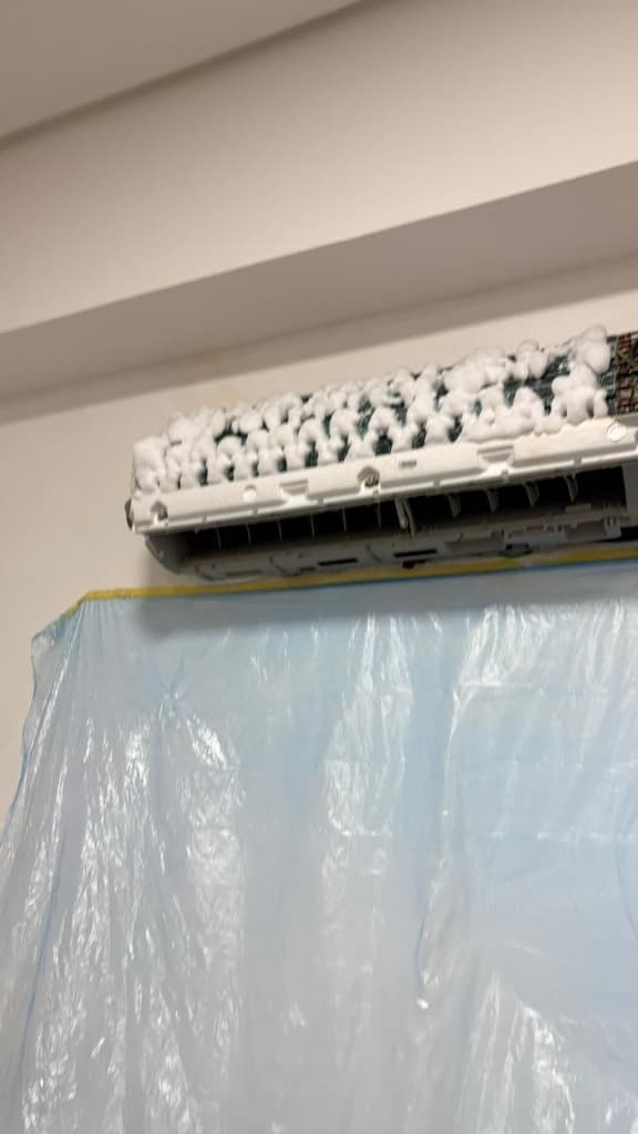 Higienização de ar-condicionado com espuma de limpeza profunda da INVERTECH CLIMA